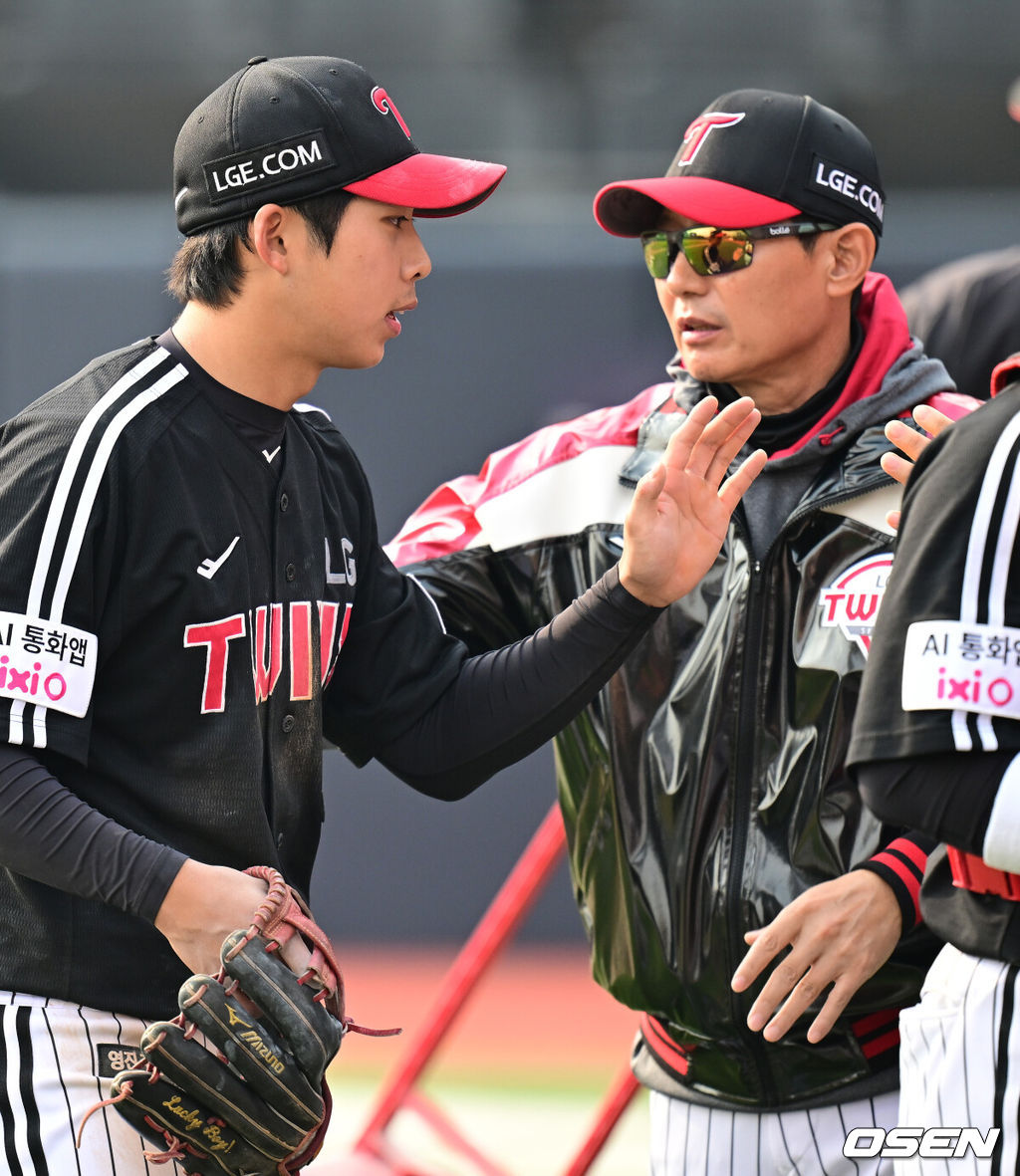16일 경기도 수원 KT위즈파크에서 ‘2026 신한 SOL KBO리그’ 시범경기 KT 위즈와 LG 트윈스의 경기가 열렸다.이날 경기는 방문팀 LG가 5-3으로 승리했다.경기를 마치고 LG 염경엽 감독과 추세현이 인사를 나누고 있다. 2026.03.16 / dreamer@osen.co.kr