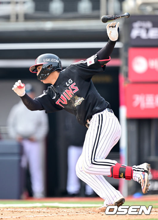 [OSEN=수원, 최규한 기자] 16일 경기도 수원 KT위즈파크에서 ‘2026 신한 SOL KBO리그’ 시범경기 KT 위즈와 LG 트윈스의 경기가 열렸다.홈팀 KT는 권성준, 방문팀 LG는 라클란 웰스를 선발 투수로 내세웠다.8회초 1사 주자없는 상황 LG 추세현이 안타를 날리고 있다. 2026.03.16 / dreamer@osen.co.kr