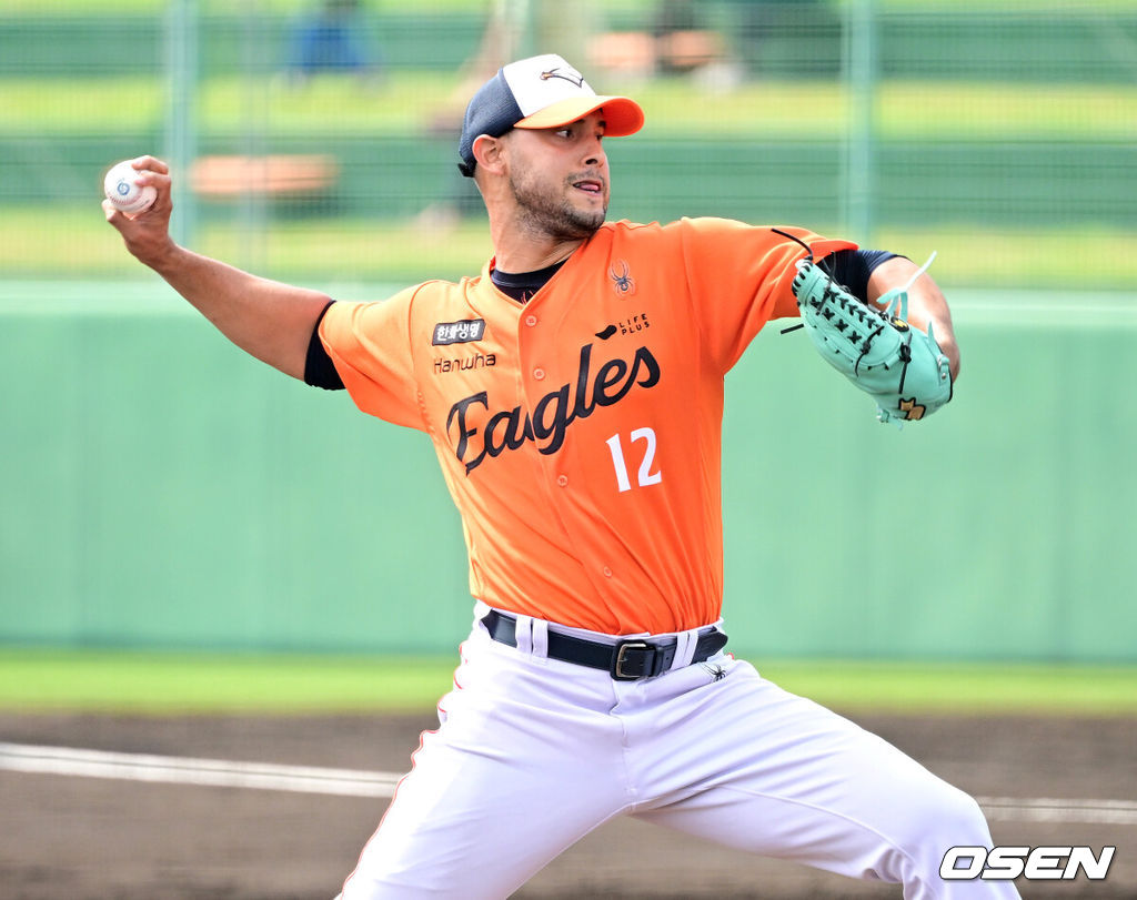 프로야구 한화 이글스가 22일 일본 오키나와 이토만 니시자키 야구장에서 일본 프로야구 지바롯데와 연습경기를 가진다.한화는 이번 2차 오키나와 캠프에서 총 9차례 연습경기를 통해 전력을 가다듬을 예정이다.2회말 한화 선발 윌켈 에르난데스가 힘차게 공을 뿌리고 있다. 2026.02.22 / dreamer@osen.co.kr