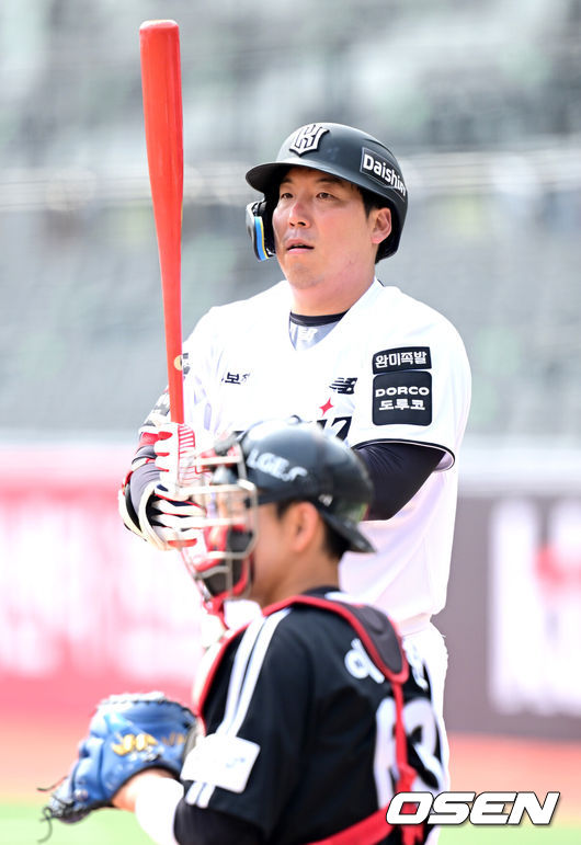 [OSEN=수원, 최규한 기자] 16일 경기도 수원 KT위즈파크에서 ‘2026 신한 SOL KBO리그’ 시범경기 KT 위즈와 LG 트윈스의 경기가 열린다.홈팀 KT는 권성준, 방문팀 LG는 라클란 웰스를 선발 투수로 내세웠다.1회말 1사 주자없는 상황 KT 김현수가 타석에 들어서고 있다. 2026.03.16 / dreamer@osen.co.kr