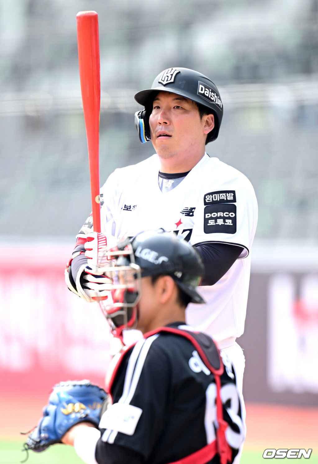 16일 경기도 수원 KT위즈파크에서 ‘2026 신한 SOL KBO리그’ 시범경기 KT 위즈와 LG 트윈스의 경기가 열린다.홈팀 KT는 권성준, 방문팀 LG는 라클란 웰스를 선발 투수로 내세웠다.1회말 1사 주자없는 상황 KT 김현수가 타석에 들어서고 있다. 2026.03.16 / dreamer@osen.co.kr