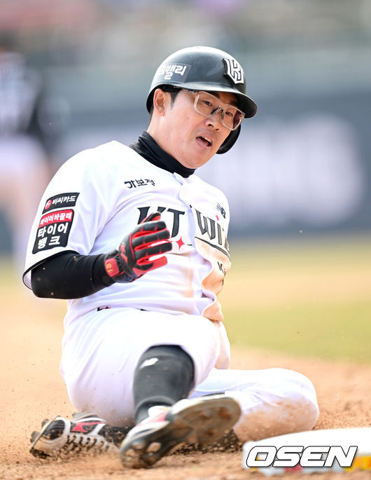 [OSEN=수원, 최규한 기자] 16일 경기도 수원 KT위즈파크에서 ‘2026 신한 SOL KBO리그’ 시범경기 KT 위즈와 LG 트윈스의 경기가 열린다.홈팀 KT는 권성준, 방문팀 LG는 라클란 웰스를 선발 투수로 내세웠다.5회말 2사 1루 상황 KT 이강민 타석 때 주자 허경민이 2루 도루에 이어 상대 실책을 틈타 3루까지 내달려 세이프되고 있다. 2026.03.16 / dreamer@osen.co.kr