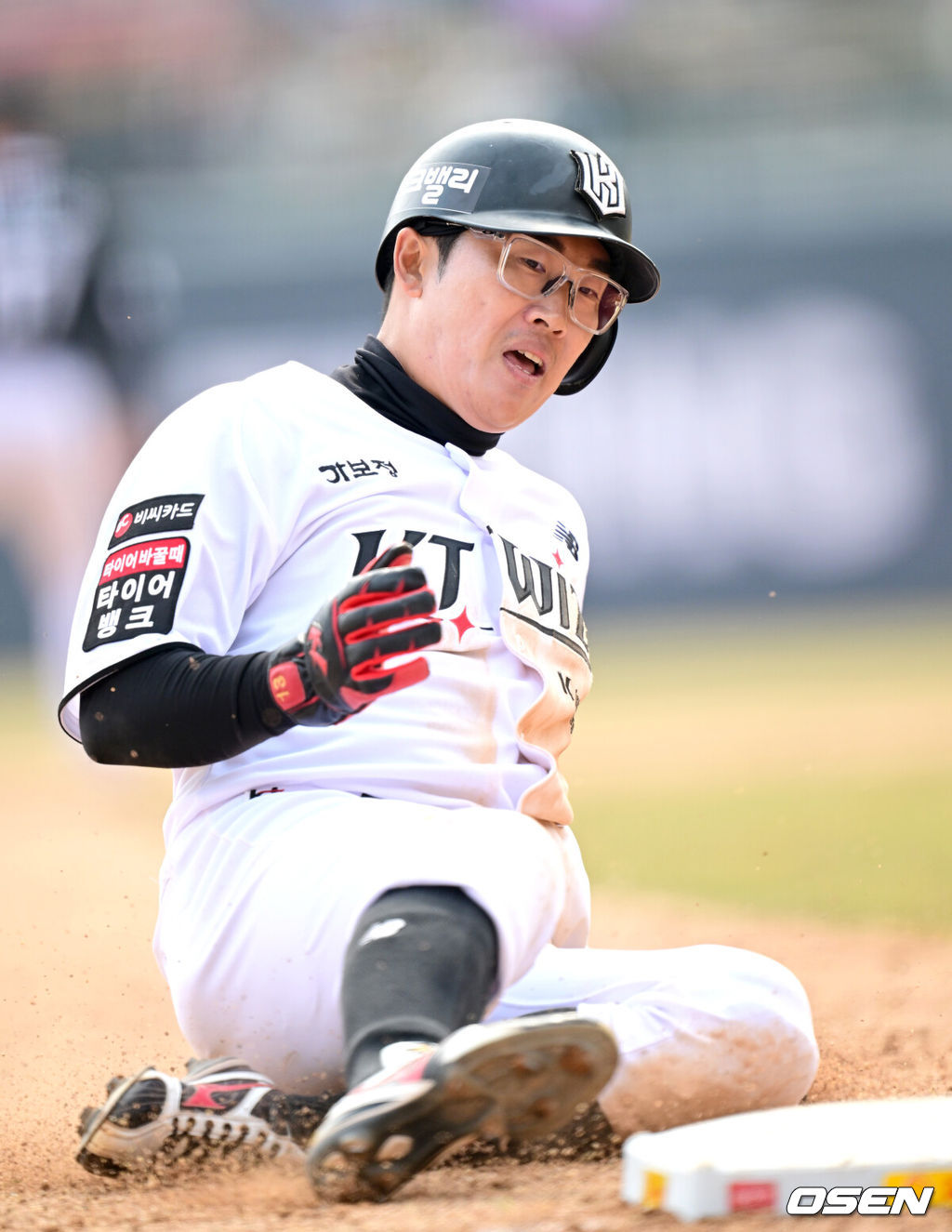 16일 경기도 수원 KT위즈파크에서 ‘2026 신한 SOL KBO리그’ 시범경기 KT 위즈와 LG 트윈스의 경기가 열린다.홈팀 KT는 권성준, 방문팀 LG는 라클란 웰스를 선발 투수로 내세웠다.5회말 2사 1루 상황 KT 이강민 타석 때 주자 허경민이 2루 도루에 이어 상대 실책을 틈타 3루까지 내달려 세이프되고 있다. 2026.03.16 / dreamer@osen.co.kr