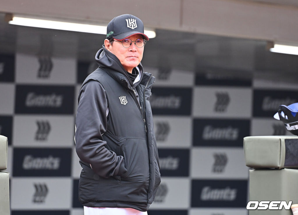 12일 부산 사직야구장에서 2026 신한 SOL KBO 리그 롯데 자이언츠와 KT 위즈의 시범경기가 열렸다. 이날 부산 사직과 이천, 대전, 광주, 마산 5개구장에서 막을 올렸다.KT 위즈 이강철 감독이 경기에 나서고 있다. 2026.03.12 / foto0307@osen.co.kr