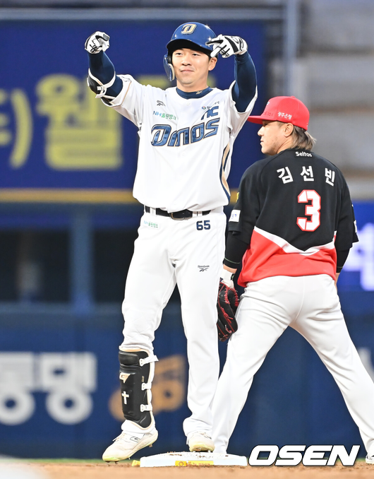 [OSEN=창원, 이석우 기자] 16일 창원NC파크에서 2026 신한 SOL KBO 리그 시범경기 NC 다이노스와 KIA 타이거즈의 경기가 열렸다.홈팀 NC는 구창모가, 방문팀 KIA는 황동하가 선발 출전했다.NC 다이노스 오장한이 5회말 무사 1,3루 좌중간 1타점 2루타를 치고 세리머니를 하고 있다. 2026.03.16 / foto0307@osen.co.kr