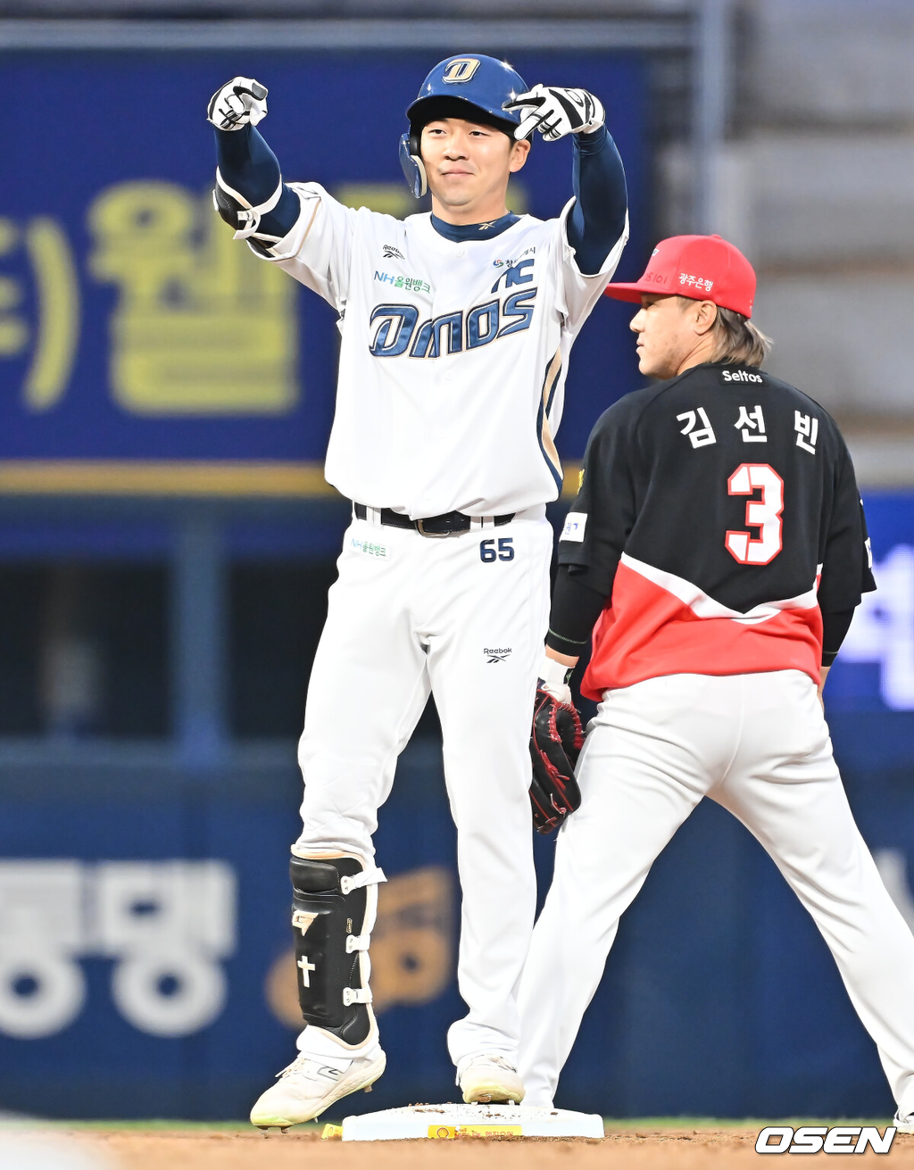 16일 창원NC파크에서 2026 신한 SOL KBO 리그 시범경기 NC 다이노스와 KIA 타이거즈의 경기가 열렸다.홈팀 NC는 구창모가, 방문팀 KIA는 황동하가 선발 출전했다.NC 다이노스 오장한이 5회말 무사 1,3루 좌중간 1타점 2루타를 치고 세리머니를 하고 있다. 2026.03.16 / foto0307@osen.co.kr