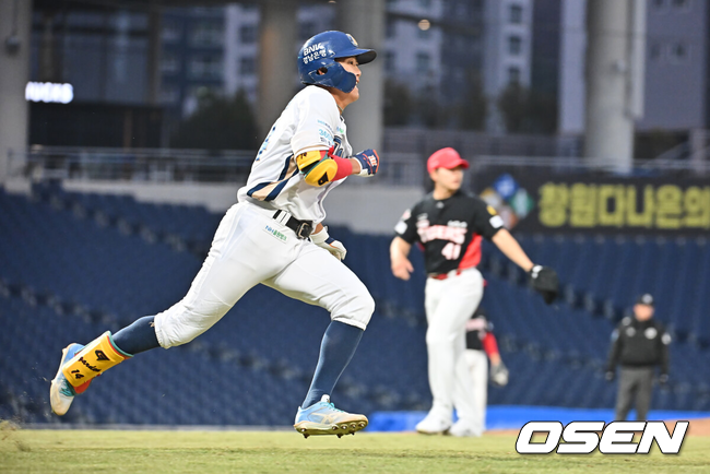 [OSEN=창원, 이석우 기자] 16일 창원NC파크에서 2026 신한 SOL KBO 리그 시범경기 NC 다이노스와 KIA 타이거즈의 경기가 열렸다.홈팀 NC는 구창모가, 방문팀 KIA는 황동하가 선발 출전했다.NC 다이노스 최정원이 5회말 무사 2,3루 우익수 오른쪽 2타점 3루타를 치고 진루하고 있다. 2026.03.16 / foto0307@osen.co.kr
