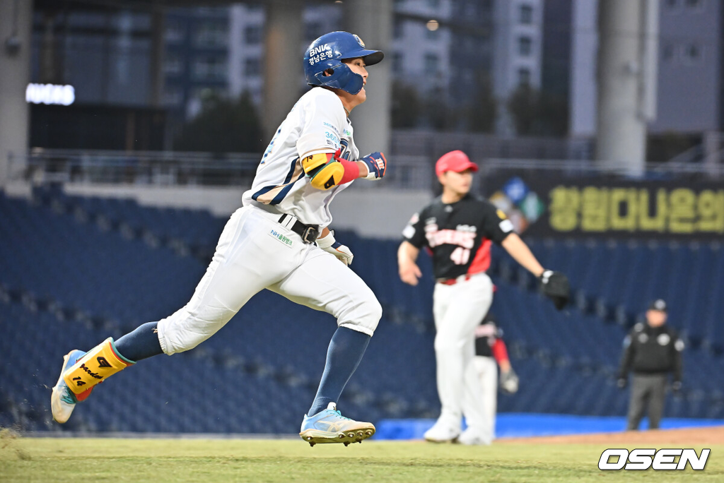 16일 창원NC파크에서 2026 신한 SOL KBO 리그 시범경기 NC 다이노스와 KIA 타이거즈의 경기가 열렸다.홈팀 NC는 구창모가, 방문팀 KIA는 황동하가 선발 출전했다.NC 다이노스 최정원이 5회말 무사 2,3루 우익수 오른쪽 2타점 3루타를 치고 진루하고 있다. 2026.03.16 / foto0307@osen.co.kr