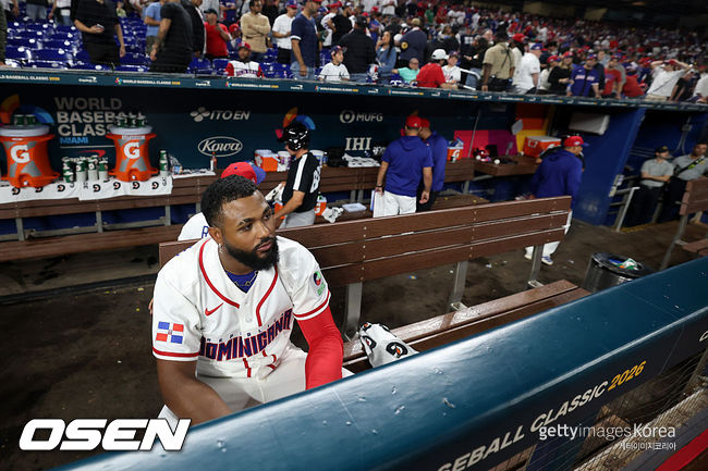 [사진] 도미니카공화국 주니어 카미네로가 WBC 준결승 미국전 패배 후 덕아웃에서 아쉬워하고 있다. ⓒGettyimages(무단전재 및 재배포 금지)