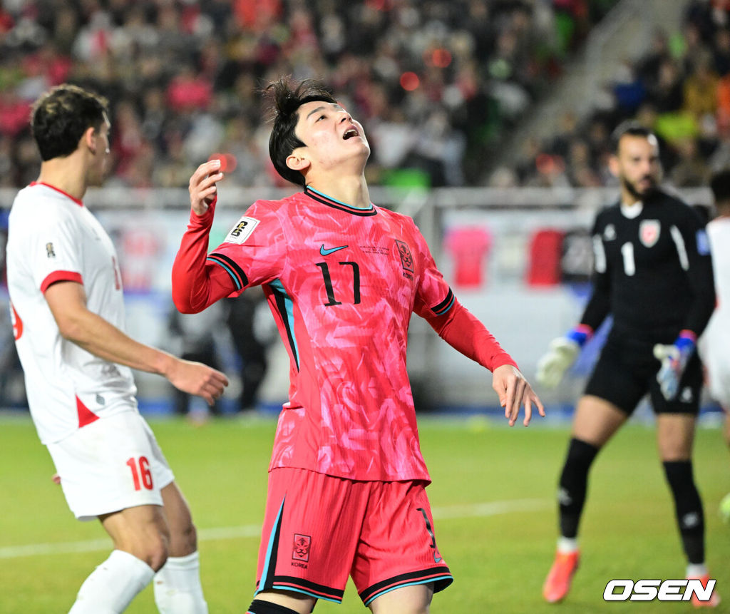 25일 오후 수원월드컵경기장에서 2026 국제축구연맹(FIFA) 북중미 월드컵 아시아지역 3차 예선 B조 8차전 한국과 요르단의 경기가 열렸다.현재 4승 3무(승점 15)로 무패 행진 중이지만, 아직 방심할 수 없는 상황이다. 10차전 쿠웨이트전(홈) 이전에 월드컵 본선 진출을 확정하려면 8차전 요르단전 승리 후 9차전 이라크전(원정)까지 이겨야 한다.후반 대한민국 양민혁이 크로스가 수비에 걸리자 아쉬워하고 있다. 2025.03.25 / jpnews@osen.co.kr