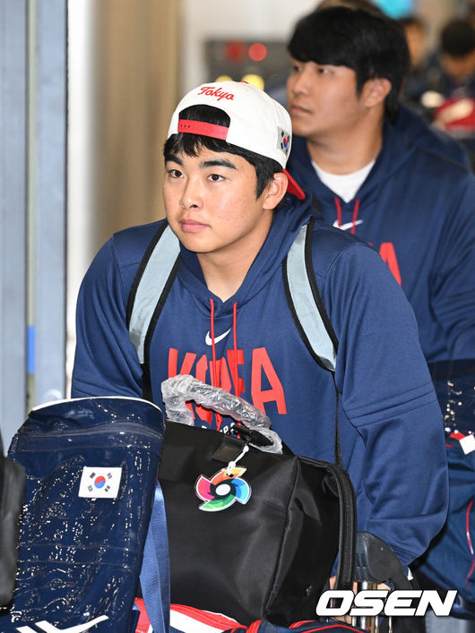 [OSEN=인천공항, 조은정 기자]월드베이스볼클래식(WBC)에 출전한 한국&nbsp;대표팀이 16일 인천국제공항을 통해 마이애미에서 귀국했다.한국은 C조 조별리그에서 일본, 대만, 호주, 체코 상대로 2승 2패(조 2위)를 거두며 2009년 이후 17년 만에 8강 진출에 성공했다. 그러나 도미니카공화국과의 8강전에서 0-10 7회 콜드게임 끝내기 패배로 대회를 마무리했다.야구 대표팀 문현빈이 입국장을 나서고 있다. 2026.03.16 /cej@osen.co.kr