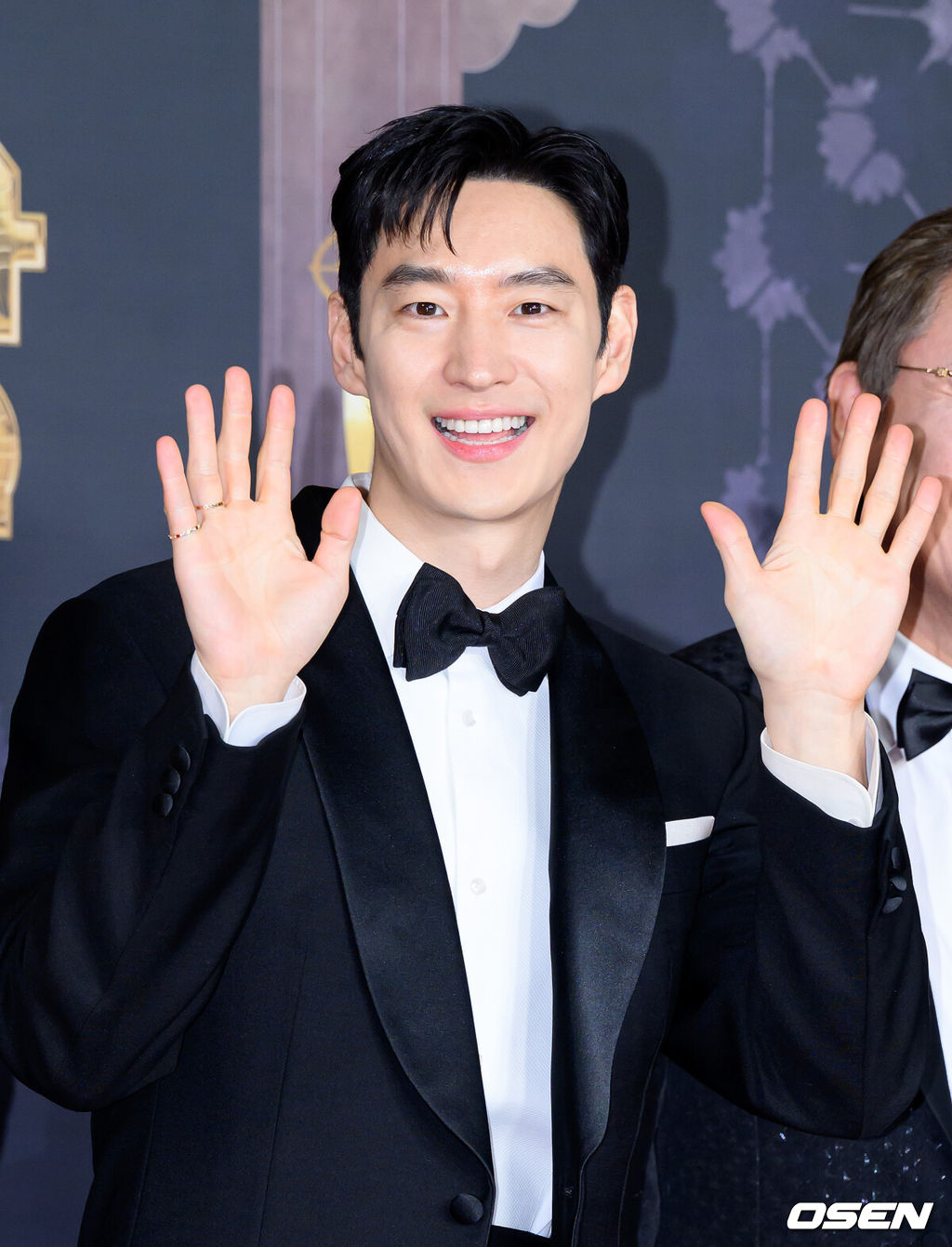 31일 오후 서울 마포구 SBS프리즘타워에서 ‘2025 SBS 연기대상’ 레드카펫 행사가 열렸다.‘2025 SBS 연기대상’은 장르를 초월한 연기 신들의 각축전이 예고된 가운데, 고현정, 한지민, 윤계상, 이제훈, 박형식이 대상 후보로 이름을 올렸다.배우 이제훈이 포토타임을 가지고 있다. 2025.12.31 /sunday@osen.co.kr