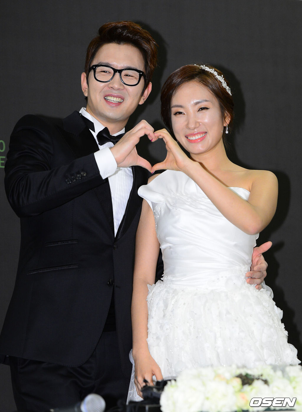 22일 오후 서울 여의도 63시티에서 진행된 윤형빈·정경미 결혼식 기자회견에서 윤형빈과 정경미가 포토타임을 갖고 있다.윤형빈·정경미 결혼식은 이경규의 주례 아래 1부 사회는 이윤석이, 2부 사회는 변기수와 박휘순이 맡았다. 축가는 동료 연예인들이 담당할 예정이다. 두 사람은 KBS 공채 20기 개그맨 동기로 처음 만나 지난 2006년 연인으로 발전한 연예계 공식 커플. 윤형빈은 지난해 말 KBS 2TV '개그콘서트' 녹화 중 '희극 배우들' 코너에 깜짝 출연해 정경미와 7년 열애 끝 결혼을 발표했다.윤형빈·정경미는 개그맨 1호 부부 최양락·팽현숙과 김학래 ·임미숙, 이봉원·박미선, 박준형·김지혜, 김원효·심진화 커플에 이어 개그맨 부부 명단에 이름을 올리게 됐다. / youngrae@osen.co.kr