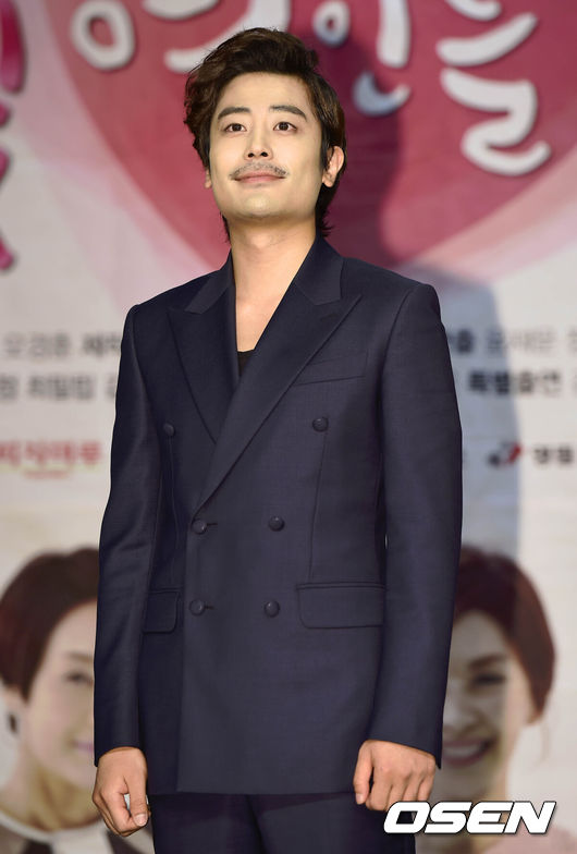 [OSEN=김경섭 기자] 13일 서울 마포구 상암동 MBC 골든마우스 홀에서 열린 새 주말 드라마 '장미빛 연인들' 제작발표회에서 배우 한지상이 포토타임을 갖고 있다.MBC 새 주말드라마 '장미빛 연인들'은 어린 나이에 실패를 경험했지만 주저하지 않고 일어나 인생에 대한 해답과 행복을 찾아가는 한 청춘의 고진감래 스토리를 담는 드라마다. 대학생아빠의 고군분투 생존성장기와 세 가족의 파란만장한 사연을 통해 희망을 이야기하고자 한다.한편 윤재문이 연출을 맡고 배우 이장우, 한선화, 이미숙, 장미희, 박상원, 정보석, 임예진, 김민서, 한지상, 윤아정, 최필립, 김영옥 등이 열연하는 드라마 '장미빛 연인들'은 오는 18일에 방영될 예정이다./greenfield@osen.co.kr