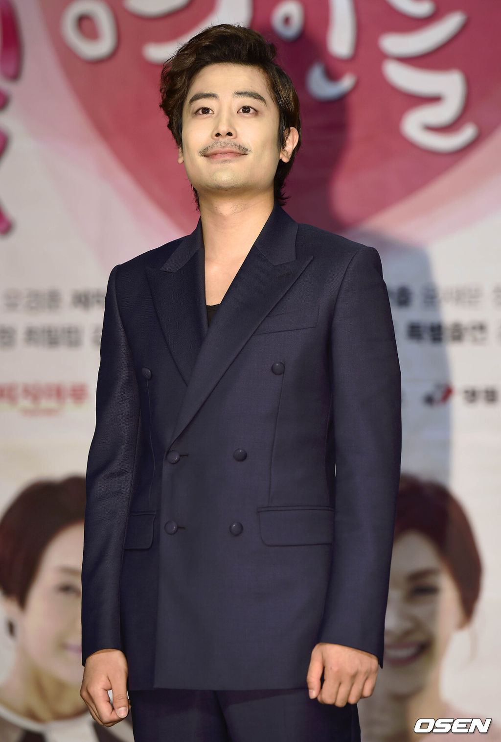 13일 서울 마포구 상암동 MBC 골든마우스 홀에서 열린 새 주말 드라마 '장미빛 연인들' 제작발표회에서 배우 한지상이 포토타임을 갖고 있다.MBC 새 주말드라마 '장미빛 연인들'은 어린 나이에 실패를 경험했지만 주저하지 않고 일어나 인생에 대한 해답과 행복을 찾아가는 한 청춘의 고진감래 스토리를 담는 드라마다. 대학생아빠의 고군분투 생존성장기와 세 가족의 파란만장한 사연을 통해 희망을 이야기하고자 한다.한편 윤재문이 연출을 맡고 배우 이장우, 한선화, 이미숙, 장미희, 박상원, 정보석, 임예진, 김민서, 한지상, 윤아정, 최필립, 김영옥 등이 열연하는 드라마 '장미빛 연인들'은 오는 18일에 방영될 예정이다./greenfield@osen.co.kr