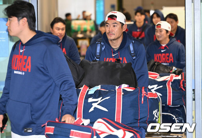 [OSEN=인천공항, 조은정 기자]월드베이스볼클래식(WBC)에 출전한 한국&nbsp;대표팀이 16일 인천국제공항을 통해 마이애미에서 귀국했다.한국은 C조 조별리그에서 일본, 대만, 호주, 체코 상대로 2승 2패(조 2위)를 거두며 2009년 이후 17년 만에 8강 진출에 성공했다. 그러나 도미니카공화국과의 8강전에서 0-10 7회 콜드게임 끝내기 패배로 대회를 마무리했다.야구 대표팀 노경은이 입국장을 나서고 있다. 2026.03.16 /cej@osen.co.kr