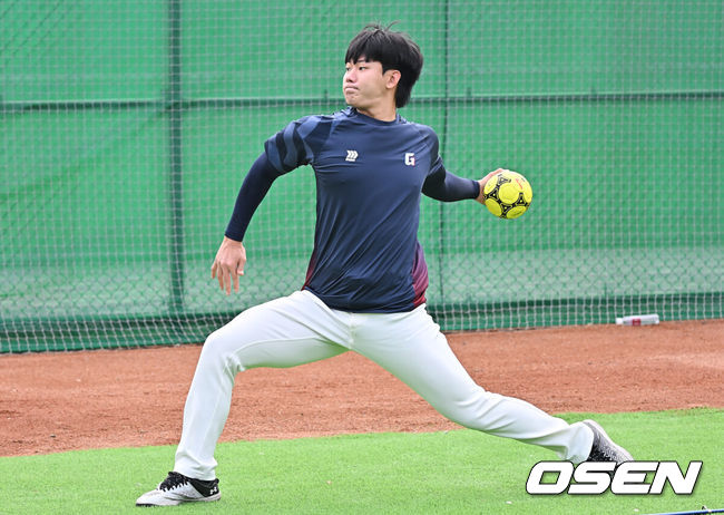 [OSEN=타이난(대만) , 이석우 기자] 프로야구 롯데 자이언츠가 31일(한국시간) 대만 타이난 아시아-태평양 국제야구센터에 스프링캠프를 차리고 구슬땀을 흘렸다.김태형 감독 등&nbsp;코치진과 투수&nbsp;20명,&nbsp;포수&nbsp;5명,&nbsp;내야수&nbsp;9명,&nbsp;외야수&nbsp;7명 등 총&nbsp;41명의 선수단이 1월 20일까지 1차 캠프에서 체력 강화와 기술 훈련을 치른 뒤 21일부터 3월 5일까지 일본 미야자키로 옮겨 2차 캠프에서 구춘리그에 참가해 실전 감각을 점검한다.롯데 홍민기가 훈련을 하고 있다. 2026.01.31 / foto0307@osen.co.kr