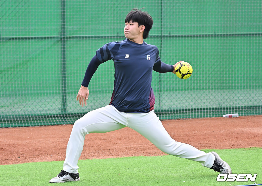 프로야구 롯데 자이언츠가 31일(한국시간) 대만 타이난 아시아-태평양 국제야구센터에 스프링캠프를 차리고 구슬땀을 흘렸다.김태형 감독 등 코치진과 투수 20명, 포수 5명, 내야수 9명, 외야수 7명 등 총 41명의 선수단이 1월 20일까지 1차 캠프에서 체력 강화와 기술 훈련을 치른 뒤 21일부터 3월 5일까지 일본 미야자키로 옮겨 2차 캠프에서 구춘리그에 참가해 실전 감각을 점검한다.롯데 홍민기가 훈련을 하고 있다. 2026.01.31 / foto0307@osen.co.kr