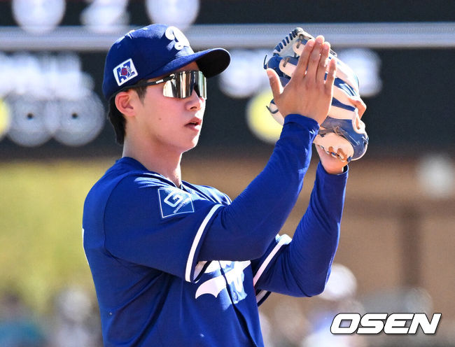 [OSEN=애리조나(미국), 이대선 기자] 26일(한국시간) 미국 애리조나주 글렌데일 캐멀백 랜치에서 2025 메이저리그 시범경기 LA 다저스와 시애틀 매리너스의 경기가 열렸다.김혜성은 다저스와 최대 3+2년 2200만 달러(약 320억원) 계약에 합의하며 메이저리그 진출에 성공했다.LA 다저스 김혜성이 동료들을 향해 박수를 치고 있다. 2025.02.26 / sunday@osen.co.kr