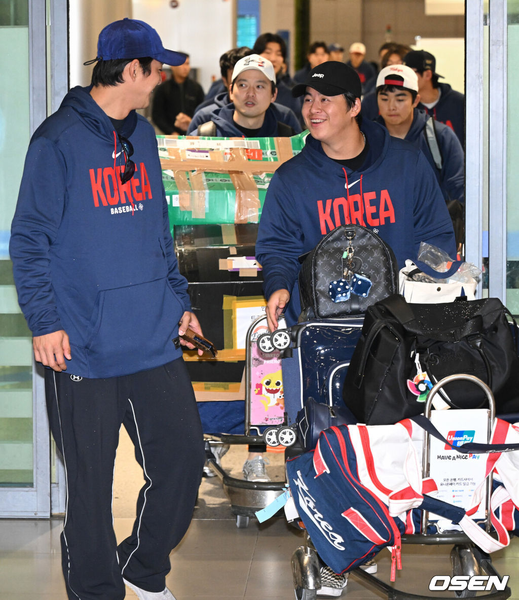 월드베이스볼클래식(WBC)에 출전한 한국 대표팀이 16일 인천국제공항을 통해 마이애미에서 귀국했다.한국은 C조 조별리그에서 일본, 대만, 호주, 체코 상대로 2승 2패(조 2위)를 거두며 2009년 이후 17년 만에 8강 진출에 성공했다. 그러나 도미니카공화국과의 8강전에서 0-10 7회 콜드게임 끝내기 패배로 대회를 마무리했다.야구 대표팀 노시환(오른쪽)이 구자욱과 입국장을 나서고 있다. 2026.03.16 /cej@osen.co.kr