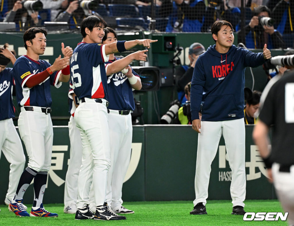 7일 일본 도쿄돔에서 2026 월드베이스볼클래식(WBC) 조별리그 C조 대한민국과 일본의 경기가 열렸다.한국은 잠수함 고영표, 일본은 좌완 기쿠치 유세이를 선발로 내세웠다. WBC에서 2006년 4강, 2009년 준우승을 차지한 한국은 이후 3개 대회(2013년, 2017년, 2023년)에서 연달아 1라운드를 통과하지 못하고 있다. 이번 대회에서는 8강 토너먼트 복귀를 목표로 대회에 임하고 있다. 지난 5일 체코와의 첫 경기에서는 11-4로 대승을 거두며 좋은 출발을 했다. 5회말 수비를 마치고 박해민, 구자욱, 소형준이 동료선수들을 격려하고 있다. 2026.03.07 /spjj@osen.co.kr
