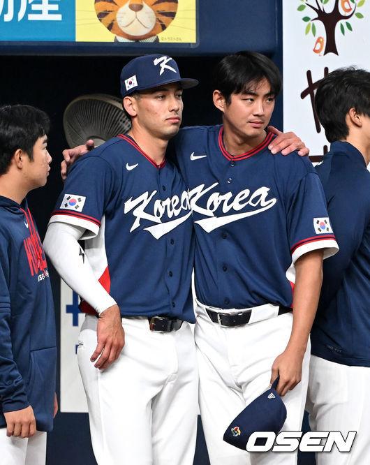 [OSEN=오사카(일본), 손용호 기자] 3일 일본 오사카 교세라돔에서 월드베이스볼클래식(WBC) 공식 연습 경기 한국 야구 대표팀과 오릭스 버팔로스의 경기가 열렸다.우리 대표팀은 연습 경기 2차전을 치른 뒤 5일 일본 도쿄돔에서 체코와 WBC 조별리그 1차전에서 격돌한다.한국 셰이 위트컴, 구자욱이 어깨동무를 하고 경기를 준비하고 있다. 2026.03.03 /spjj@osen.co.kr