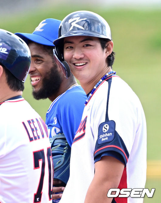 [OSEN=오키나와(일본), 최규한 기자] 2026 WBC(월드베이스볼클래식)를 준비하는 대한민국 야구 대표팀이 26일 일본 오키나와 가데나 야구장에서 프로야구 삼성 라이온즈와 연습경기를 펼쳤다. 야구 대표팀은 오키나와에서 국내 팀들과 6차례 연습경기를 치르며 전력을 끌어올릴 예정이다.5회말 출루한 대표팀 구자욱과 삼성 1루수 디아즈가 대화를 나누고 있다. 2026.02.26 / dreamer@osen.co.kr