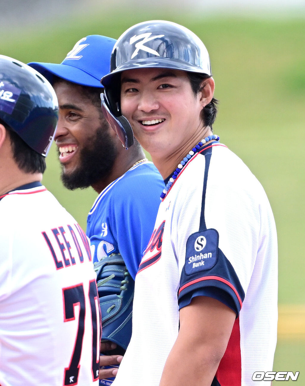 2026 WBC(월드베이스볼클래식)를 준비하는 대한민국 야구 대표팀이 26일 일본 오키나와 가데나 야구장에서 프로야구 삼성 라이온즈와 연습경기를 펼쳤다. 야구 대표팀은 오키나와에서 국내 팀들과 6차례 연습경기를 치르며 전력을 끌어올릴 예정이다.5회말 출루한 대표팀 구자욱과 삼성 1루수 디아즈가 대화를 나누고 있다. 2026.02.26 / dreamer@osen.co.kr