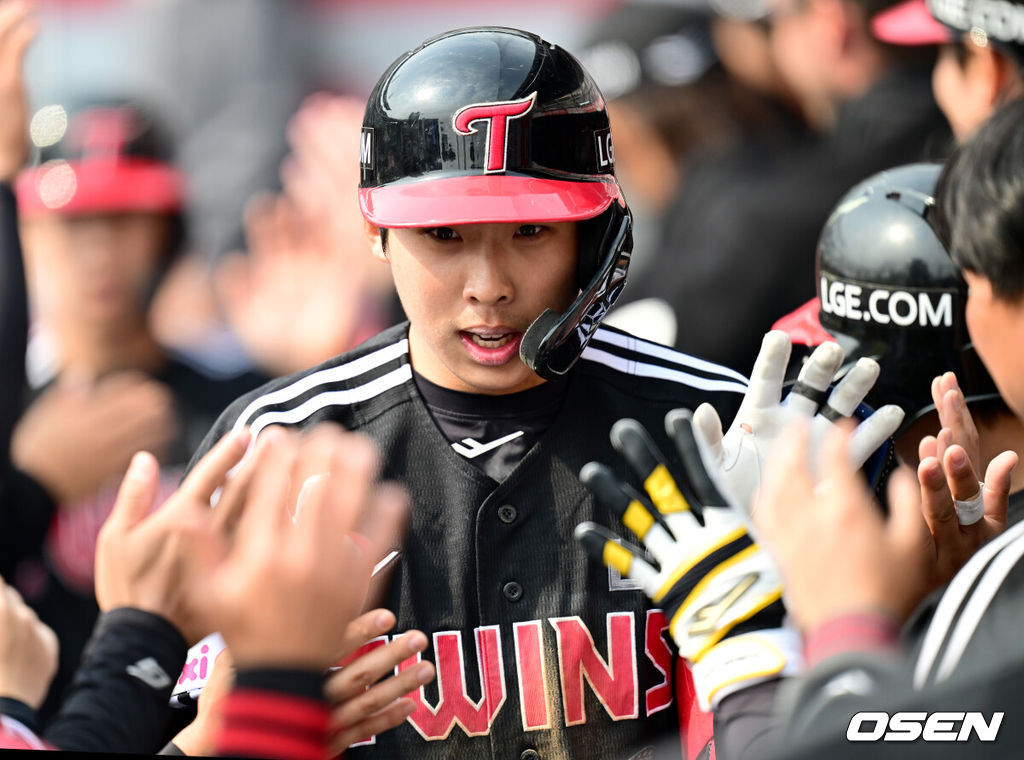 16일 경기도 수원 KT위즈파크에서 ‘2026 신한 SOL KBO리그’ 시범경기 KT 위즈와 LG 트윈스의 경기가 열린다.홈팀 KT는 권성준, 방문팀 LG는 라클란 웰스를 선발 투수로 내세웠다.6회초 무사 2루 상황 LG 추세현이 달아나는 좌월 투런포를 날리고 더그아웃 동료들의 축하를 받고 있다. 2026.03.16 / dreamer@osen.co.kr