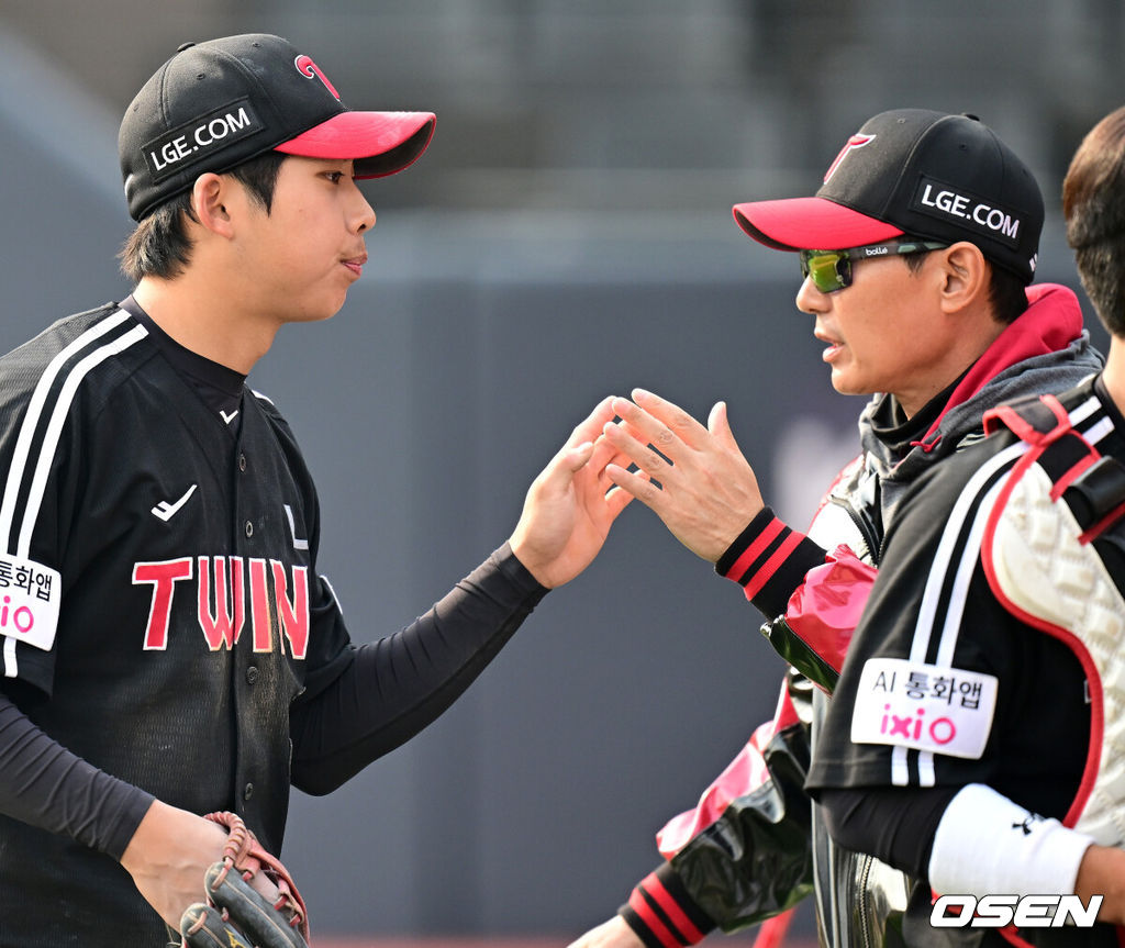 16일 경기도 수원 KT위즈파크에서 ‘2026 신한 SOL KBO리그’ 시범경기 KT 위즈와 LG 트윈스의 경기가 열렸다.이날 경기는 방문팀 LG가 5-3으로 승리했다.경기를 마치고 LG 염경엽 감독과 추세현이 인사를 나누고 있다. 2026.03.16 / dreamer@osen.co.kr