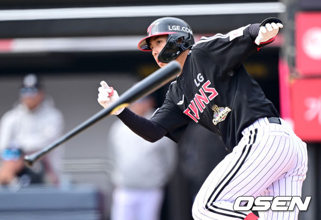 [OSEN=수원, 최규한 기자] 16일 경기도 수원 KT위즈파크에서 ‘2026 신한 SOL KBO리그’ 시범경기 KT 위즈와 LG 트윈스의 경기가 열린다.홈팀 KT는 권성준, 방문팀 LG는 라클란 웰스를 선발 투수로 내세웠다.2회초 무사 1루 상황 LG 추세현이 왼쪽 2루타를 날리고 있다. 2026.03.16 / dreamer@osen.co.kr