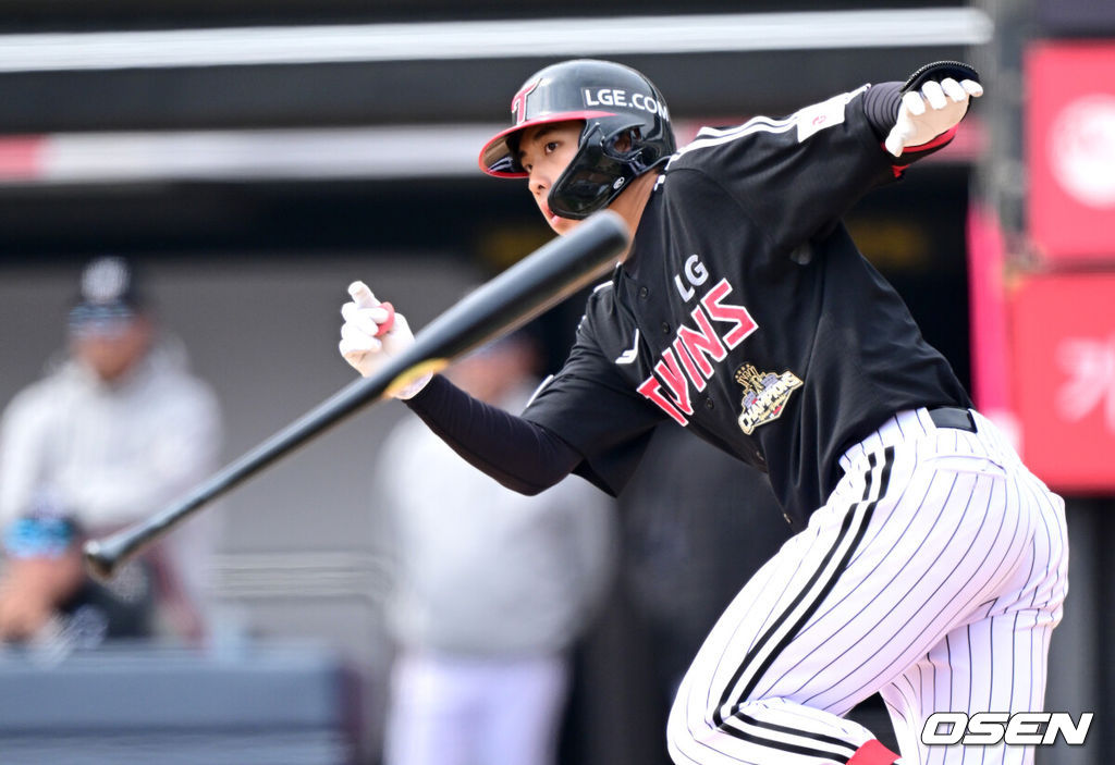 16일 경기도 수원 KT위즈파크에서 ‘2026 신한 SOL KBO리그’ 시범경기 KT 위즈와 LG 트윈스의 경기가 열린다.홈팀 KT는 권성준, 방문팀 LG는 라클란 웰스를 선발 투수로 내세웠다.2회초 무사 1루 상황 LG 추세현이 왼쪽 2루타를 날리고 있다. 2026.03.16 / dreamer@osen.co.kr