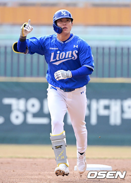 [OSEN=인천, 지형준 기자] 16일 인천 SSG랜더스필드에서 ‘2026 신한 SOL KBO리그’ 시범경기 SSG 랜더스와 삼성 라이온즈의 경기가 열렸다.시범경기는&nbsp;오는 24일까지 각 팀당 12경기씩 총 60경기가 펼쳐진다.3회초 무사에서 삼성 류지혁이 선제 중월 솔로포를 날리고 그라운드를 돌고 있다. 2026.03.16&nbsp;/ jpnews@osen.co.kr