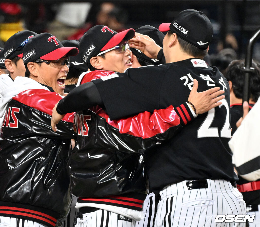 LG 염경엽 감독-김현수 2025.10.31 /sunday@osen.co.kr