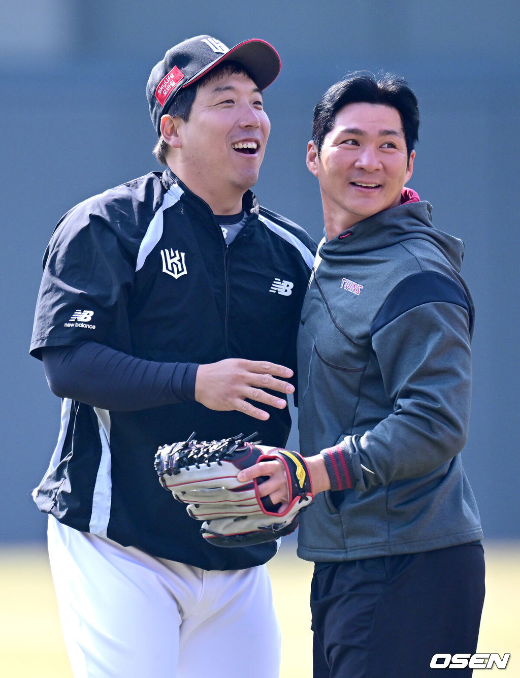 16일 경기도 수원 KT위즈파크에서 ‘2026 신한 SOL KBO리그’ 시범경기 KT 위즈와 LG 트윈스의 경기가 열린다.시범경기는 오는 24일까지 각 팀당 12경기씩 총 60경기가 펼쳐진다.경기를 앞두고 KT 김현수가 LG 오지환과 인사를 나누고 있다. 2026.03.16 / dreamer@osen.co.kr