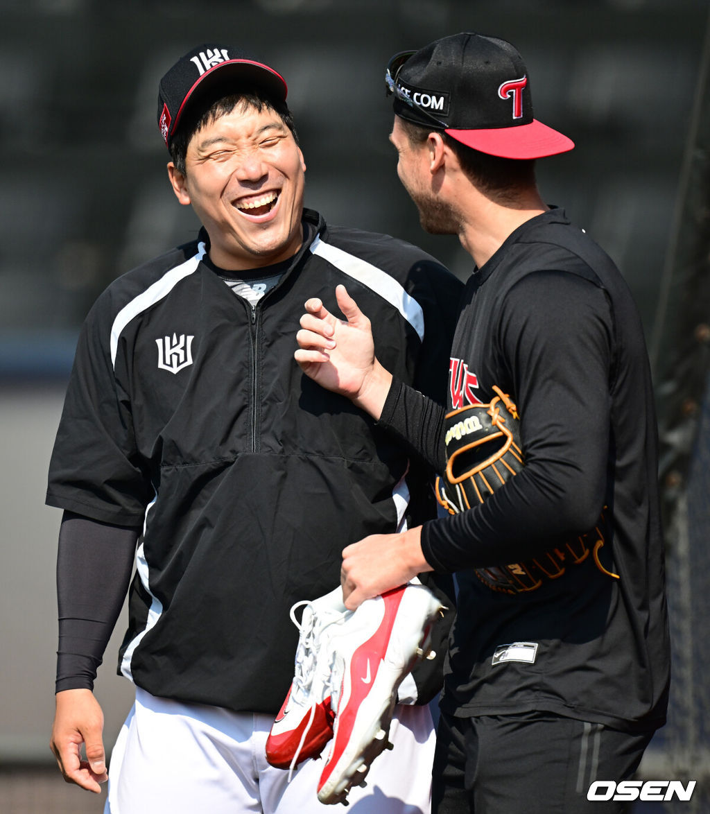 16일 경기도 수원 KT위즈파크에서 ‘2026 신한 SOL KBO리그’ 시범경기 KT 위즈와 LG 트윈스의 경기가 열린다.시범경기는 오는 24일까지 각 팀당 12경기씩 총 60경기가 펼쳐진다.경기를 앞두고 KT 김현수가 LG 톨허스트와 인사를 나누고 있다. 2026.03.16 / dreamer@osen.co.kr