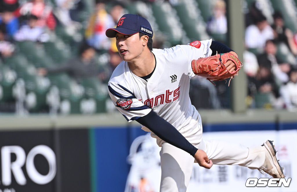 14일 부산 사직야구장에서 2026 신한 SOL KBO 리그 롯데 자이언츠와 LG 트윈스의 시범경기가 열렸다. 홈팀 롯데는 로드리게스가, 방문팀 LG는 임찬규가 선발 출전했다.롯데 자이언츠 박정민이 역투하고 있다. 2026.03.14 / foto0307@osen.co.kr