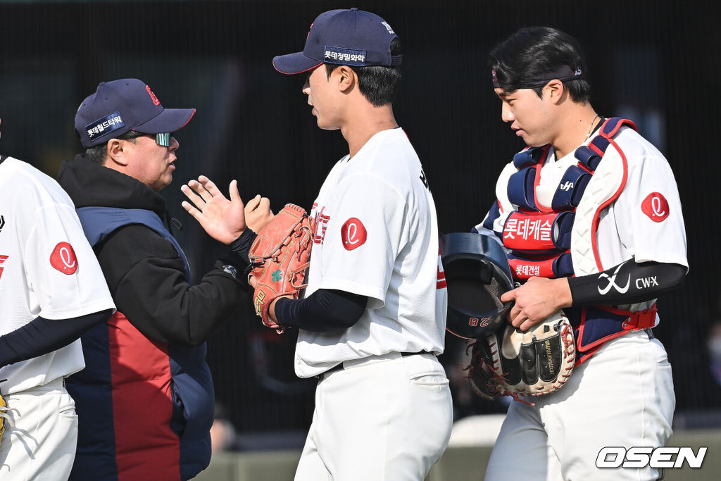 14일 부산 사직야구장에서 2026 신한 SOL KBO 리그 롯데 자이언츠와 LG 트윈스의 시범경기가 열렸다. 홈팀 롯데는 로드리게스가, 방문팀 LG는 임찬규가 선발 출전했다.롯데 자이언츠 김태형 감독이 5-3으로 승리한 후 박정민, 손성빈과 기쁨을 나누고 있다. 2026.03.14 / foto0307@osen.co.kr