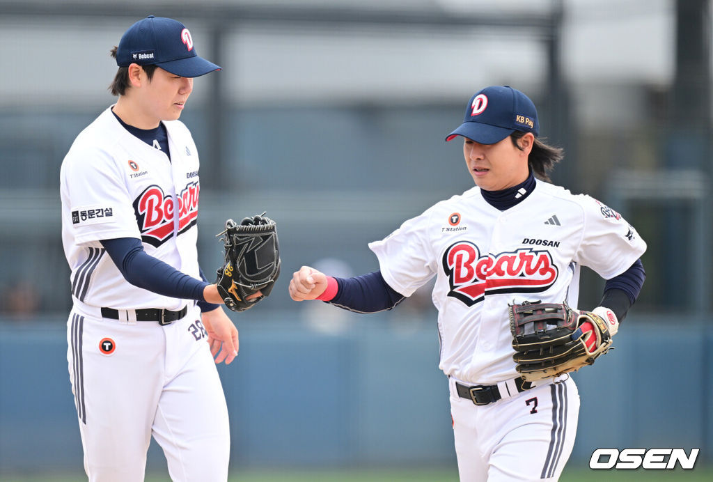 15일 경기도 이천 두산베어스파크에서 ‘2026 신한 SOL KBO리그’ 시범경기 두산 베어스와 삼성 라이온즈의 경기가 열렸다.홈팀 두산은 최승용, 방문팀 삼성은 임기영을 선발로 내세웠다.1회초 1사 1루 상황 삼성 류지혁을 병살타로 이끈 두산 선발 최승용이 유격수 박찬호와 인사를 나누고 있다. 2026.03.15 / dreamer@osen.co.kr
