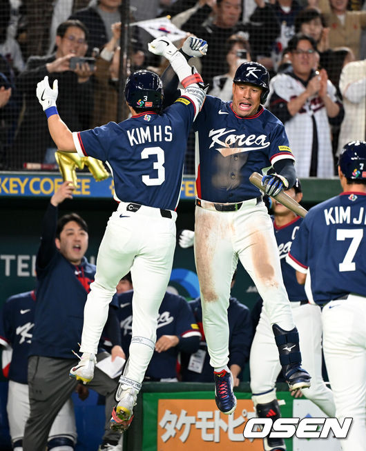 [OSEN=도쿄(일본), 손용호 기자] 7일 일본 도쿄돔에서 2026 월드베이스볼클래식(WBC) 조별리그 C조 대한민국과 일본의 경기가&nbsp;열렸다.한국은 잠수함 고영표, 일본은 좌완 기쿠치 유세이를 선발로 내세웠다. WBC에서 2006년 4강, 2009년 준우승을 차지한 한국은 이후 3개 대회(2013년, 2017년, 2023년)에서 연달아 1라운드를 통과하지 못하고 있다. 이번 대회에서는 8강 토너먼트 복귀를 목표로 대회에 임하고 있다. 지난 5일 체코와의 첫 경기에서는 11-4로 대승을 거두며 좋은 출발을 했다.&nbsp;4회초 1사 1루에서 한국 김혜성이 일본 이토를 상대로 동점 우중월 투런포를 날리고 저마이 존스와 세리머니를 하고 있다. 2026.03.07&nbsp;/spjj@osen.co.kr