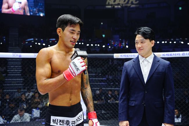 ‘로드FC 라이트급 최연소 챔피언’ 박시원이 브라질 챔피언을 꺾고 ‘웰터급 챔피언’ 윤태영을 콜아웃 했다. / 로드FC