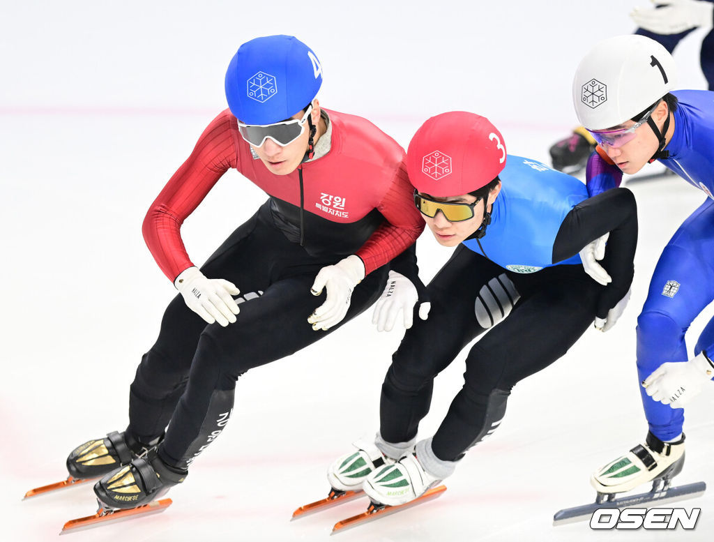 9일 오전 서울 양천구 목동 실내빙사장에서 ‘2025/26 시즌 쇼트트랙 국가대표 1차 선발대회’가 열렸다.국가대표 1, 2차 선발대회는 대회별 개인종목 500m와 1000m, 1500m의 3개 종목별 순위 점수를 합산하여 종합순위를 결정하는 방식으로 진행된다. 1차 대회 남녀 각 상위 24명이 2차 선발대회에 진출하며, 두 대회의 종합 점수를 합산하여 2025-26시즌 국제빙상경기연맹(ISU) 쇼트트랙 월드투어 시리즈와 세계선수권대회, 2026 밀라노-코르티나 담페초 동계올림픽에 출전할 최종 쇼트트랙 국가대표 선수를 선발한다.남자 1000M 예선 황대헌(강원특별자치도청)이 역주하고 있다. 2025.04.09 / ksl0919@osen.co.kr