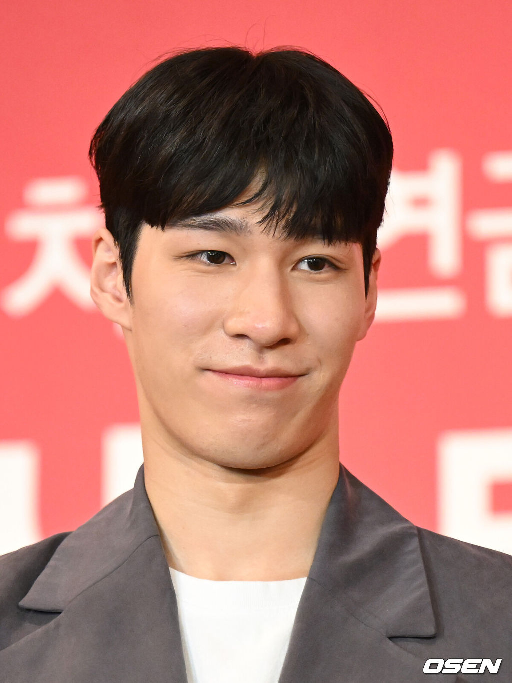 21일 오전 서울 소공동 롯데호텔 서울에서 ‘치킨연금’ 행복 전달식이 열렸다.치킨연금을 수상한 황대헌이 기념촬영을 하고 있다. 2022.04.22 /sunday@osen.co.kr