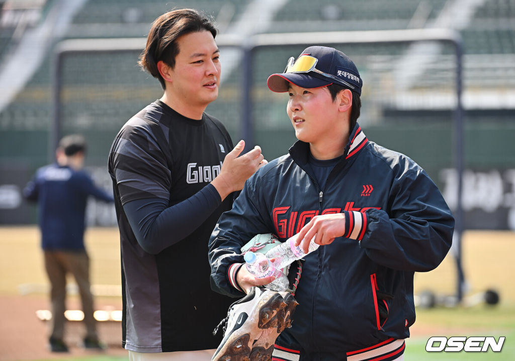 12일 부산 사직야구장에서 2026 신한 SOL KBO 리그 롯데 자이언츠와 KT 위즈의 시범경기가 열린다. 이날 부산 사직과 이천, 대전, 광주, 마산 5개구장에서 막을 올린다.롯데 자이언츠 김원중과 최준용이 훈련을 마무리하고 있다. 2026.03.12 / foto0307@osen.co.kr