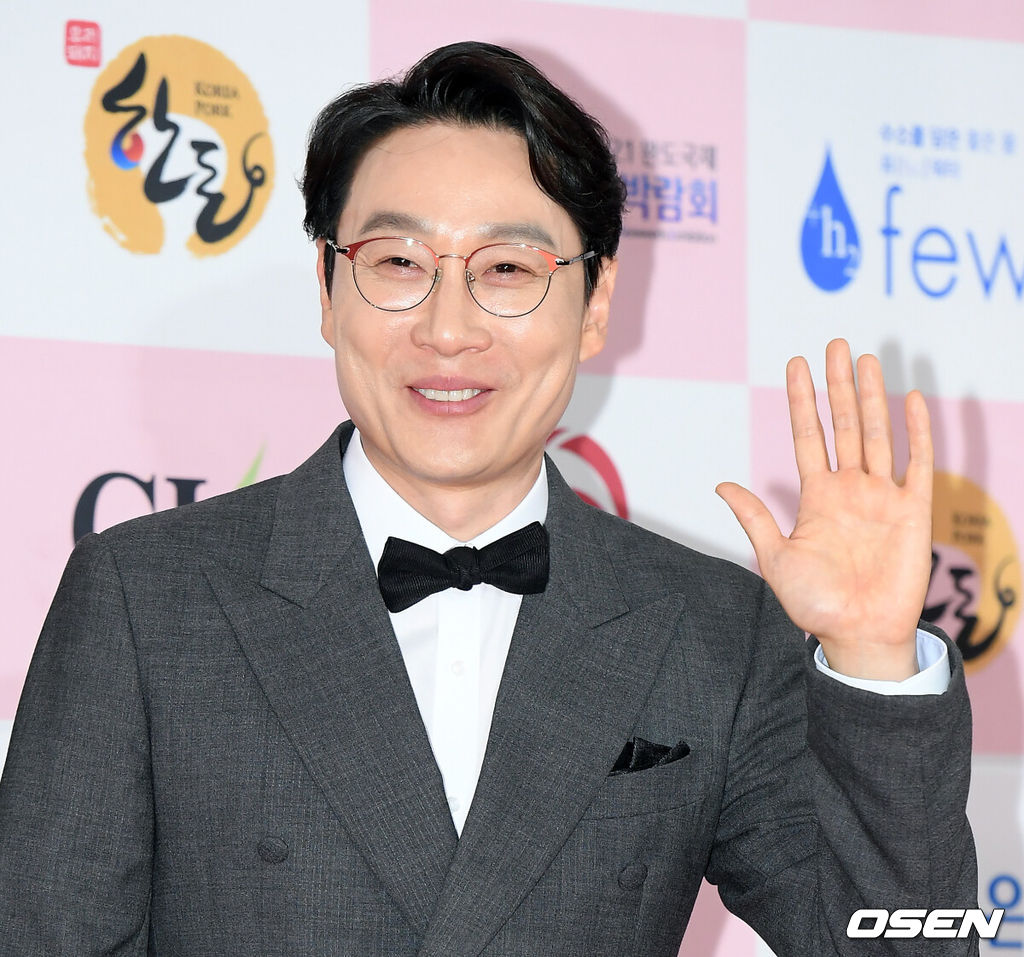 3일 오후 서울 광진구 그랜드 워커힐 서울에서 제 56회 대종상 영화제(2020) 레드카펫 행사가 열렸다.방송인 이휘재가 포즈를 취하며 레드카펫을 밟고 있다. /cej@osen.co.kr