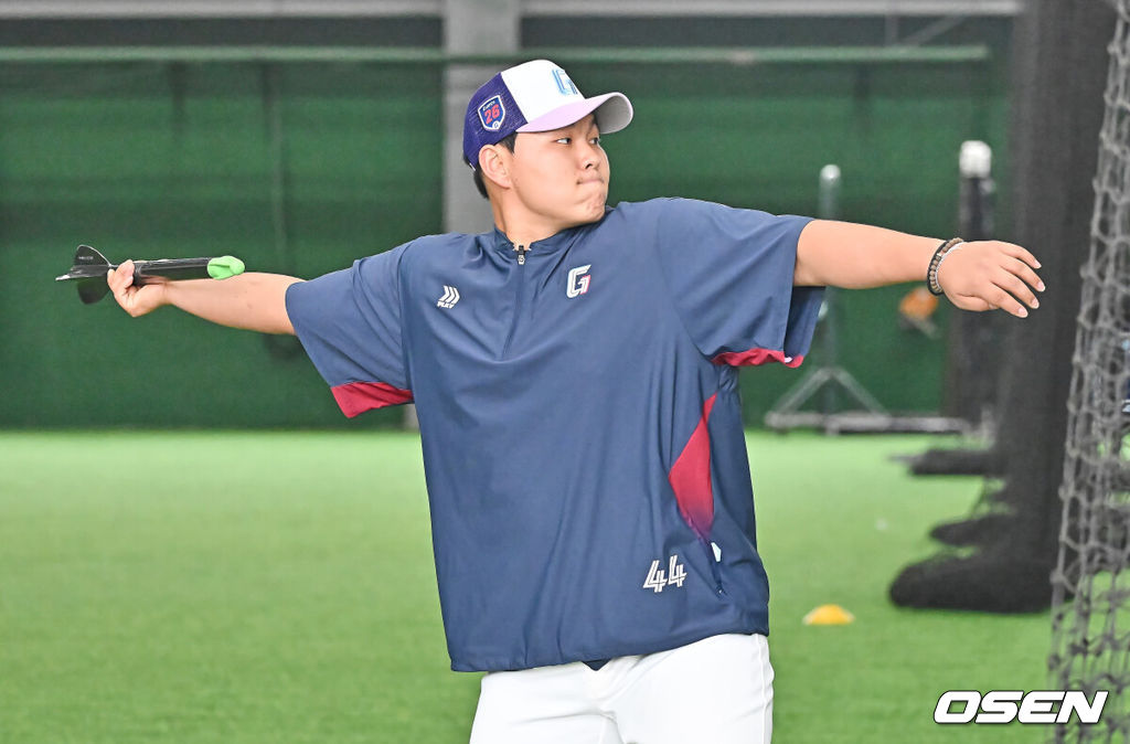 프로야구 롯데 자이언츠가 1일(한국시간) 대만 타이난 아시아-태평양 국제야구센터에 스프링캠프를 차리고 구슬땀을 흘렸다.김태형 감독 등 코치진과 투수 20명, 포수 5명, 내야수 9명, 외야수 7명 등 총 41명의 선수단이 1월 20일까지 1차 캠프에서 체력 강화와 기술 훈련을 치른 뒤 21일부터 3월 5일까지 일본 미야자키로 옮겨 2차 캠프에서 구춘리그에 참가해 실전 감각을 점검한다.롯데 박진이 미사일 닮은 창을 던지고 있다. 2026.02.01 / foto0307@osen.co.kr