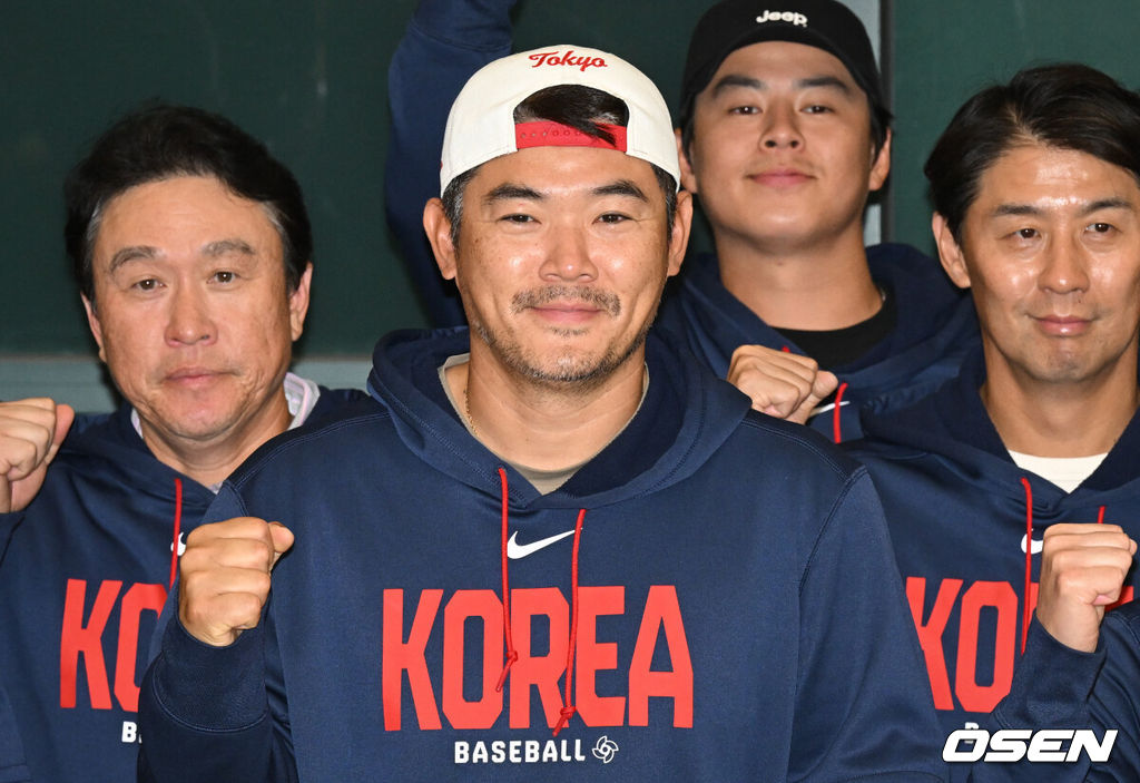 월드베이스볼클래식(WBC)에 출전한 한국 대표팀이 16일 인천국제공항을 통해 마이애미에서 귀국했다.한국은 C조 조별리그에서 일본, 대만, 호주, 체코 상대로 2승 2패(조 2위)를 거두며 2009년 이후 17년 만에 8강 진출에 성공했다. 그러나 도미니카공화국과의 8강전에서 0-10 7회 콜드게임 끝내기 패배로 대회를 마무리했다.야구 대표팀 노경은이 포즈를 취하고 있다. 2026.03.16 /cej@osen.co.kr