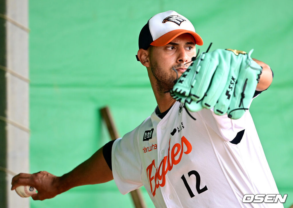 프로야구 한화 이글스가 21일 일본 오키나와 고친다 구장에서 스프링 캠프 훈련을 펼쳤다.한화는 이번 2차 오키나와 캠프에서 총 9차례의 연습경기를 통해 전력을 가다듬을 예정이다.한화 새 외국인 투수 윌켈 에르난데스가 불펜 피칭을 펼치고 있다. 2026.02.21 / dreamer@osen.co.kr