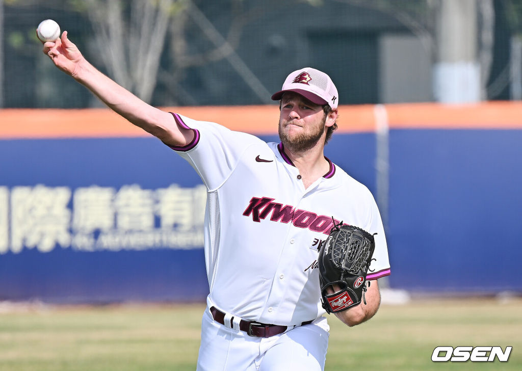 프로야구 키움 히어로즈가 3일(한국시간) 대만 가오슝 국경칭푸야구장에 스프링캠프를 차리고 구슬땀을 흘렸다.키움 히어로즈는 설종진 감독 등 코치진 12명과 선수 48명을 합쳐 총 60명이 참가해 지난달 22일부터 3월 7일까지 45일간 대만 가오슝 국경칭푸야구장에서 전지 훈련을 치르고 있다. 키움 와일스가 훈련을 하고 있다. / foto0307@osen.co.kr