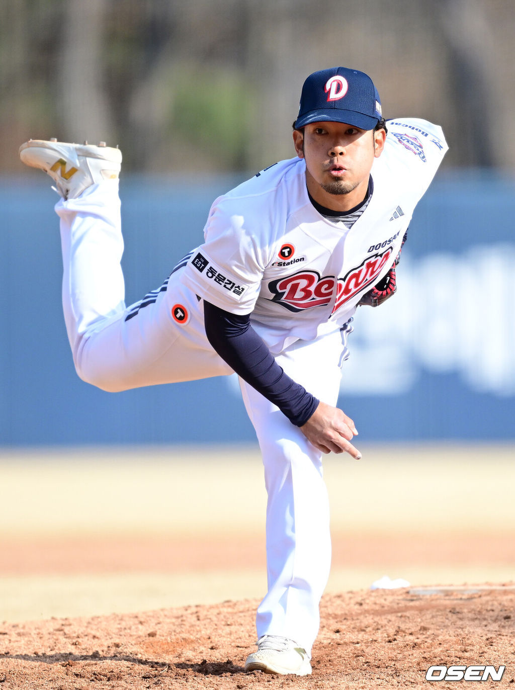 12일 경기도 이천 두산베어스파크에서 ‘2026 신한 SOL KBO리그’ 시범경기 두산 베어스와 키움 히어로즈의 경기가 열렸다.시범경기는 오늘(12일)부터 오는 24일까지 진행되며, 각 팀이 12경기씩 치러 총 60경기가 펼쳐질 예정이다.8회초 마운드에 오른 두산 타무라 이치로가 힘차게 공을 뿌리고 있다. 2026.03.12 / dreamer@osen.co.kr
